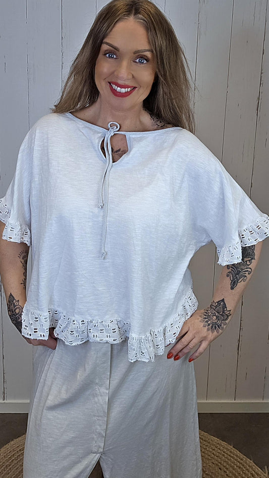 Beate topp med blonder Hvit