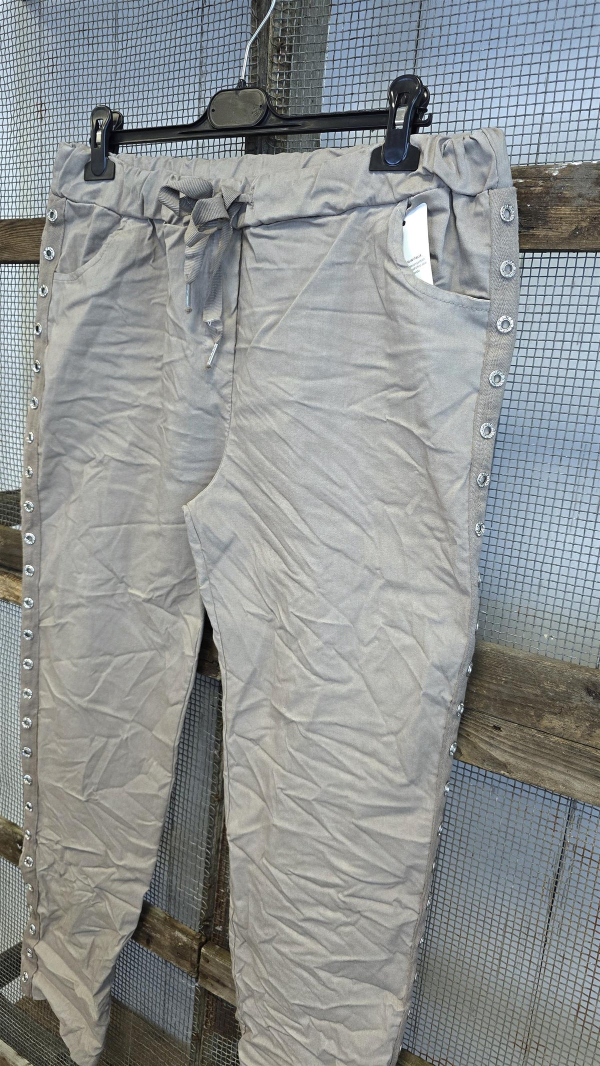 Miriam bukse med maljer taupe