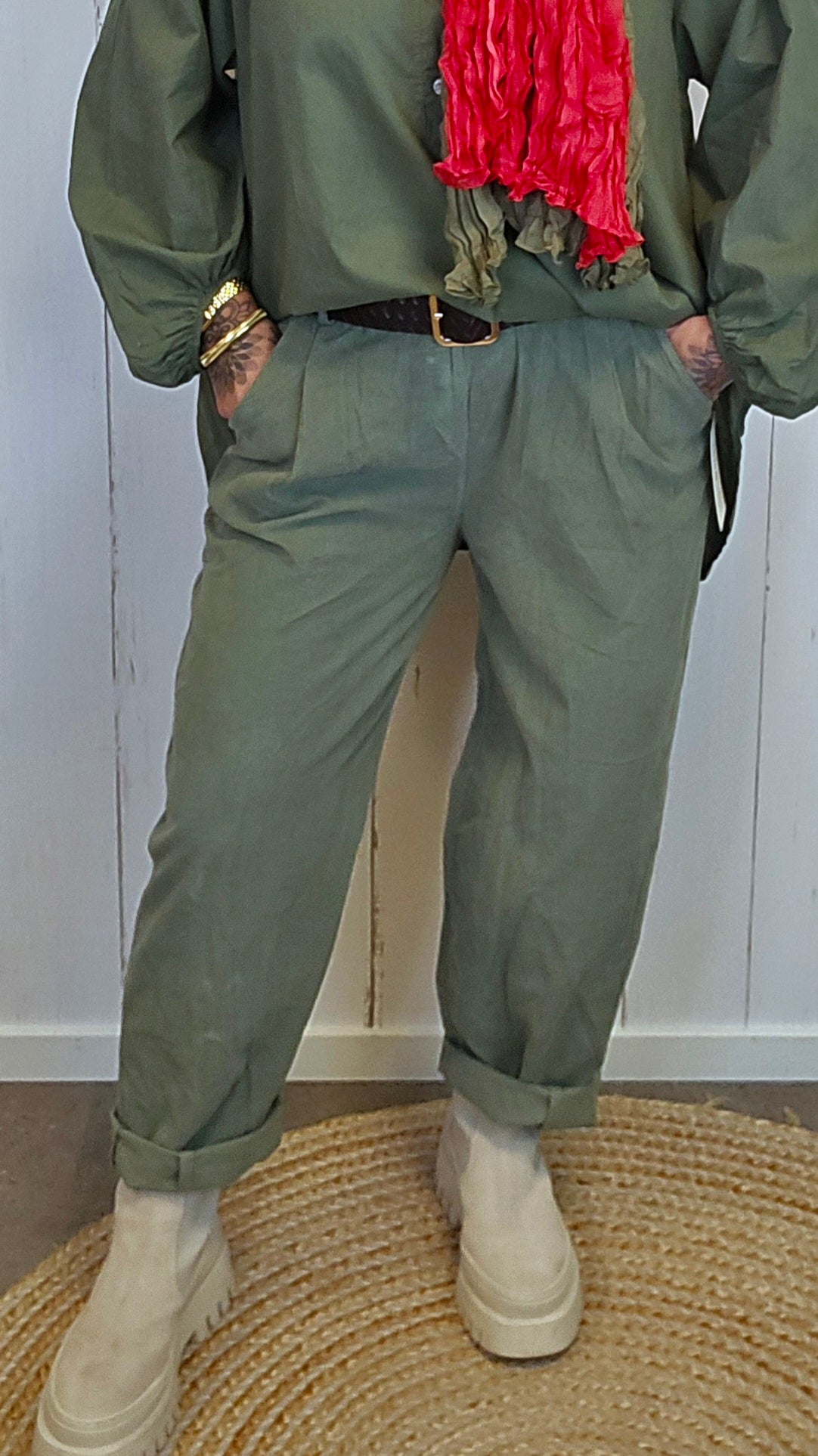 Kine kordbukse med belte kaki