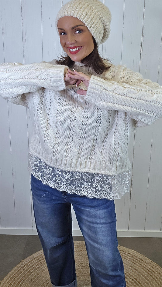 Mina strikket genser med blonde