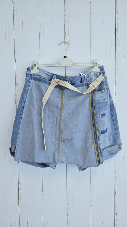 Denim shorts med belte og slitte detaljer