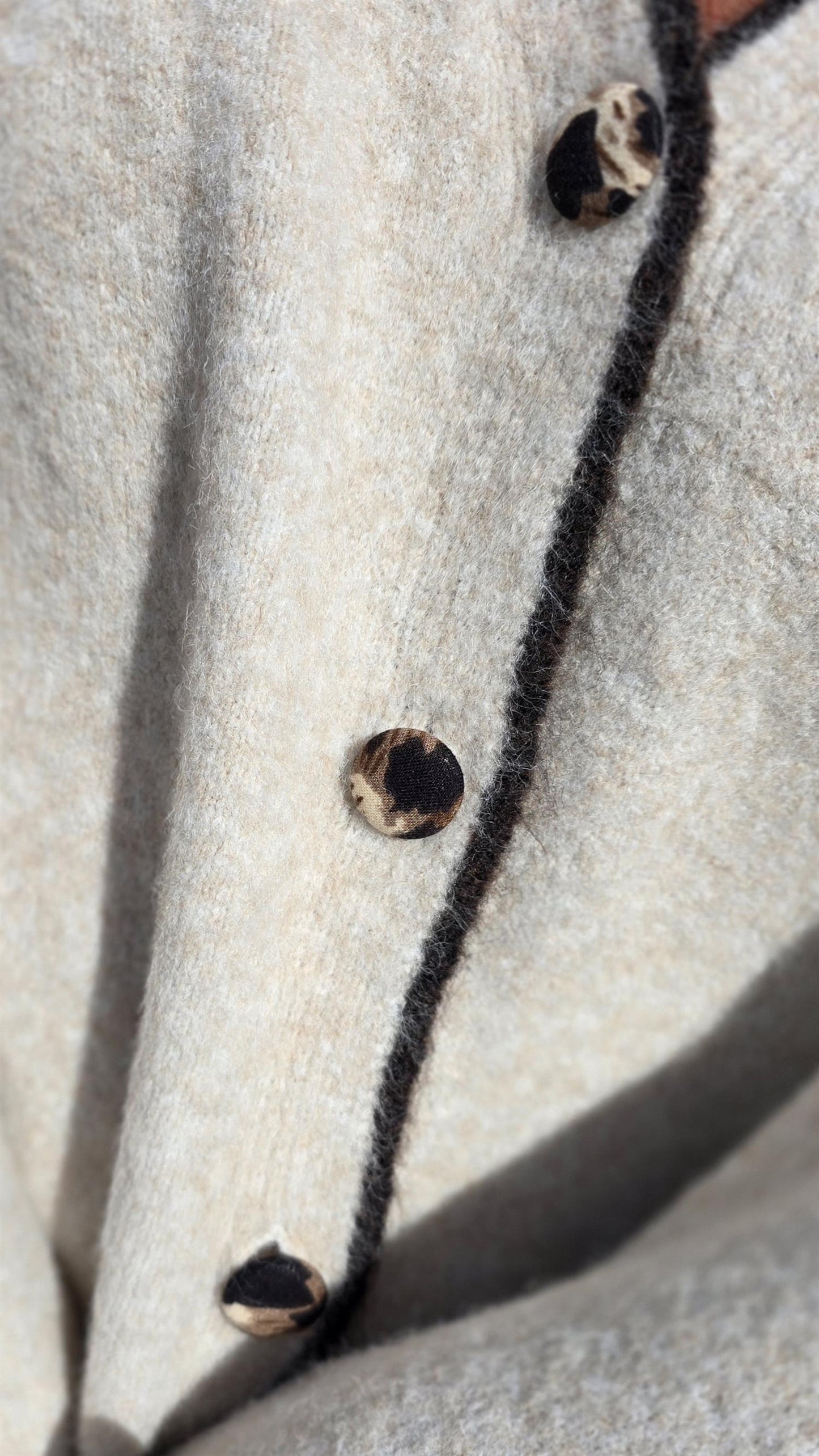 Strikket jakke beige med leo sløyfe