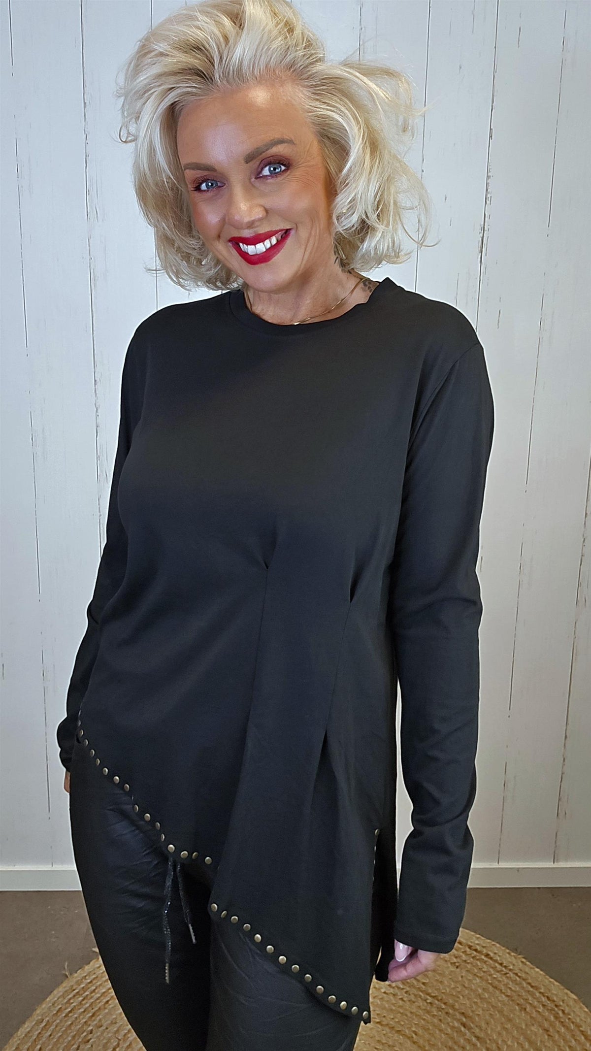 Tina topp med nagler svart