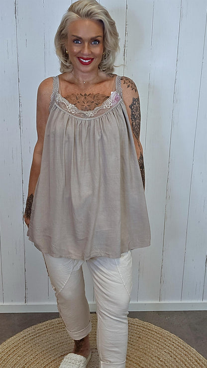Singlet med blonder taupe