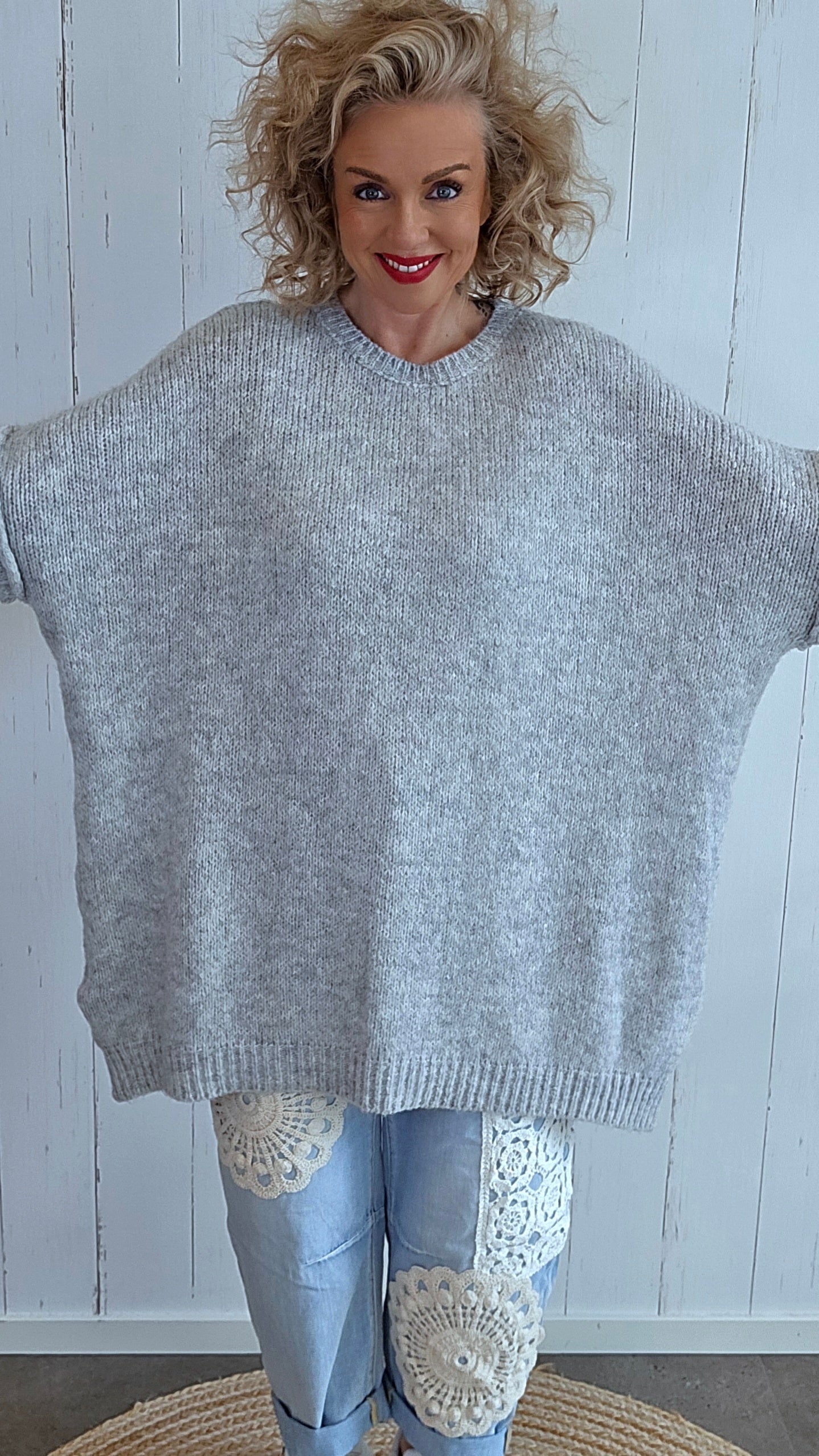 Oversized strikkegenser i lys grå