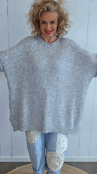 Oversized strikkegenser i lys grå