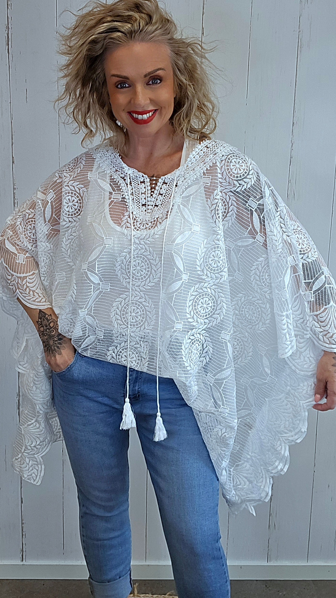 Leah poncho topp med blondemønster