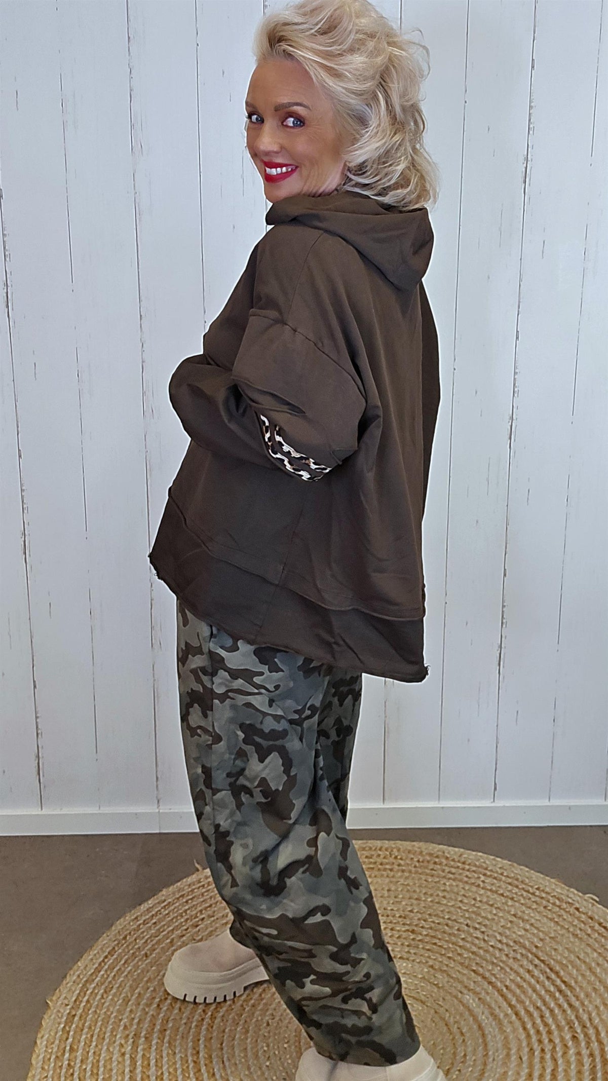 Hettegenser med leo- og rippet detaljer brun