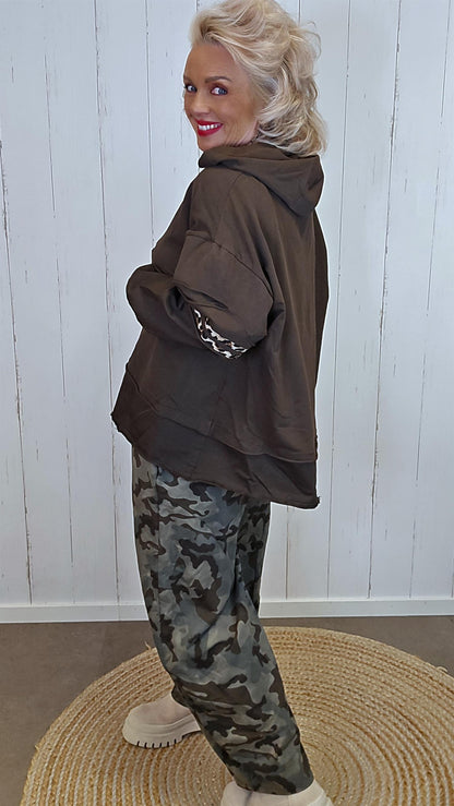 Hettegenser med leo- og rippet detaljer brun