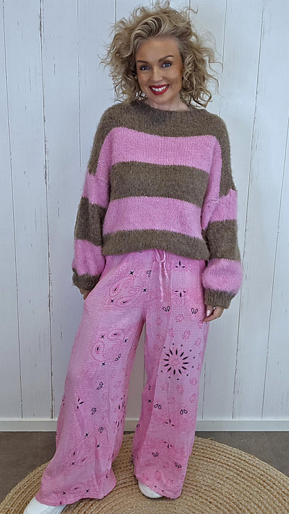 Stripete fluffy strikkegenser i rosa og mocha
