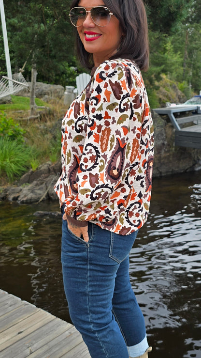 Cajsa skjortebluse med broscher