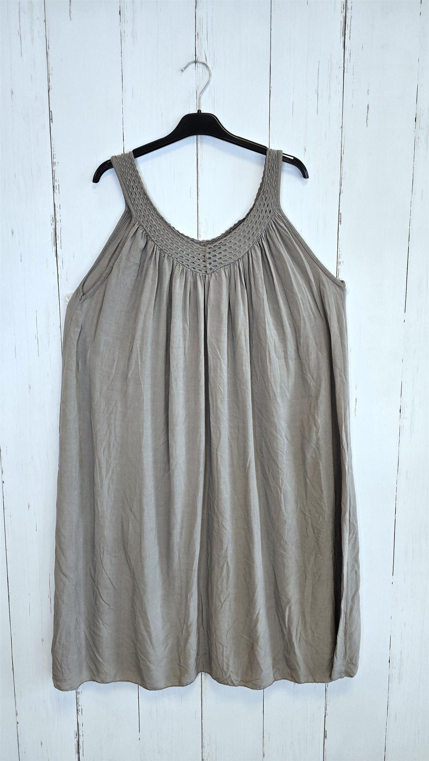 Taupe kjole med hekledetaljer