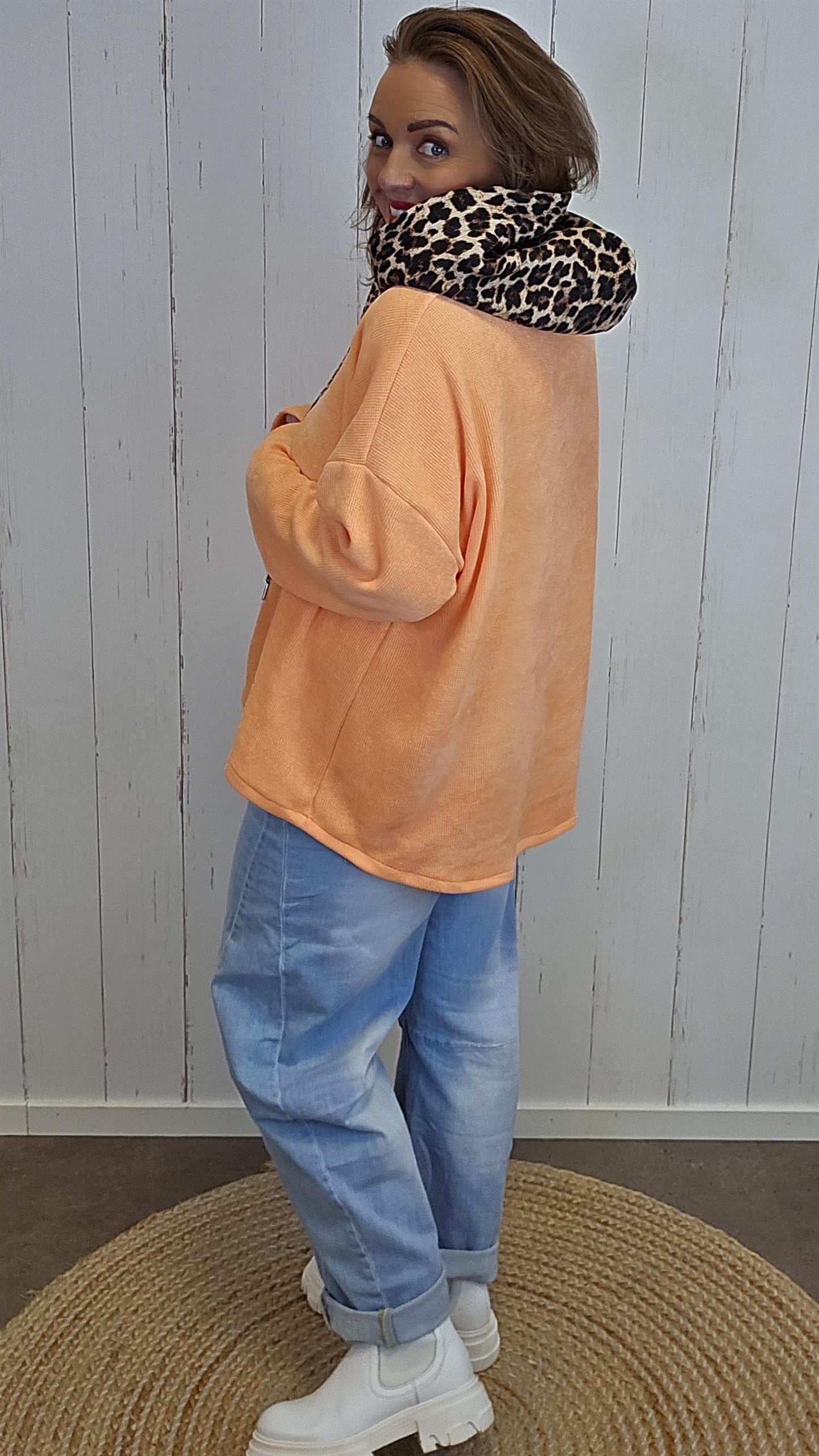 Lola hettegenser med leoparddetaljer orange