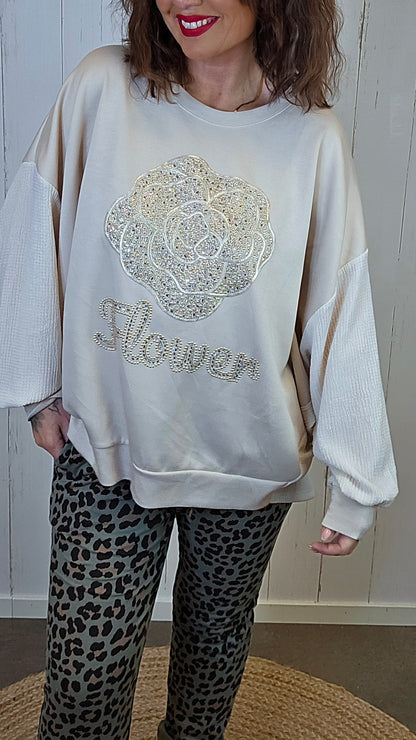Elvira genser med blomsterdekor