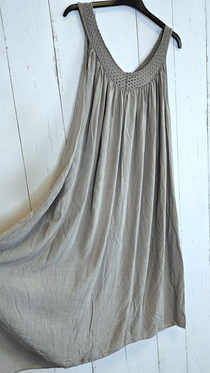 Taupe kjole med hekledetaljer