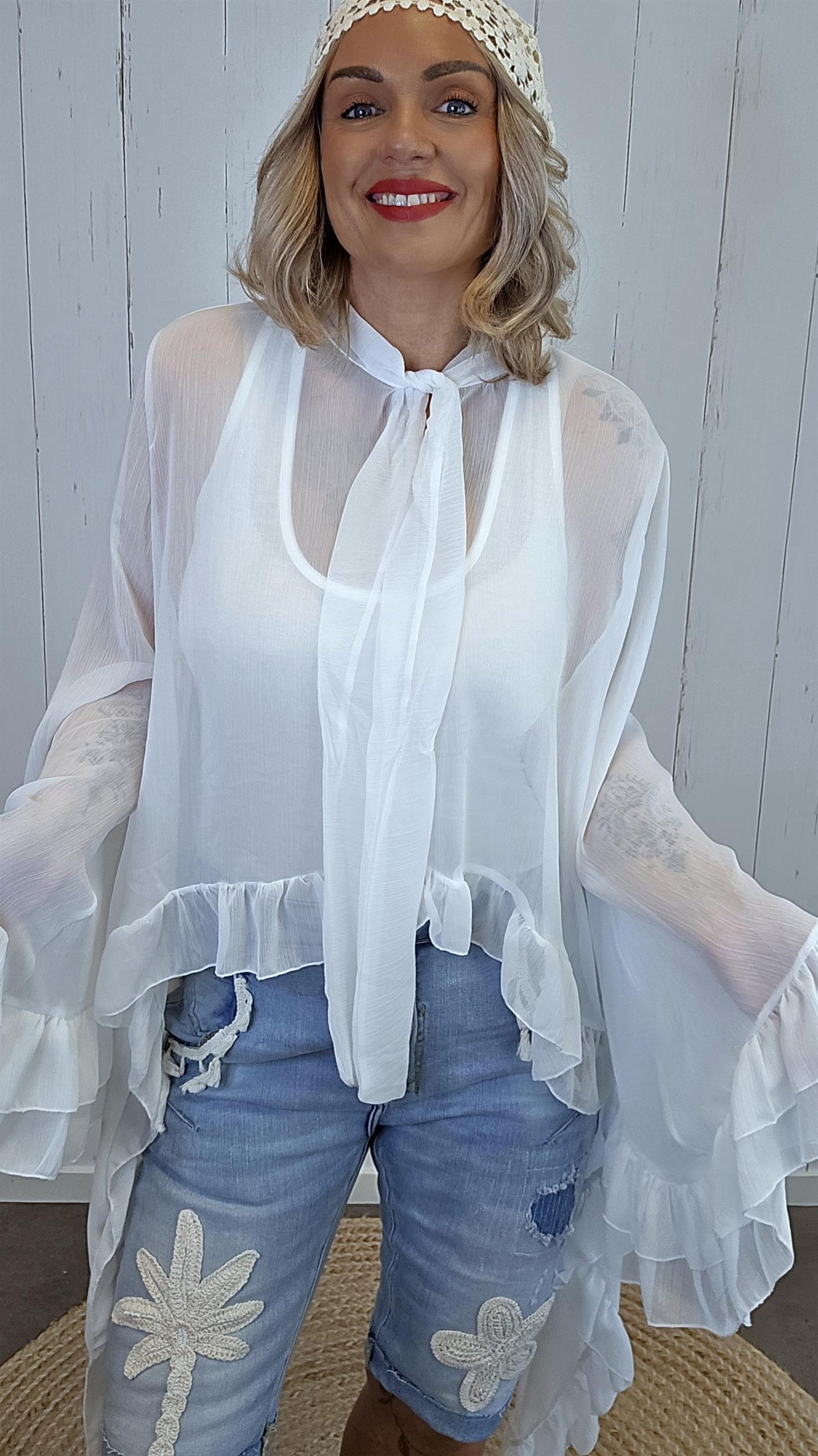 Elegant chiffontopp med volanger hvit