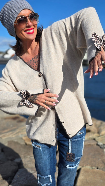 Strikket jakke beige med leo sløyfe