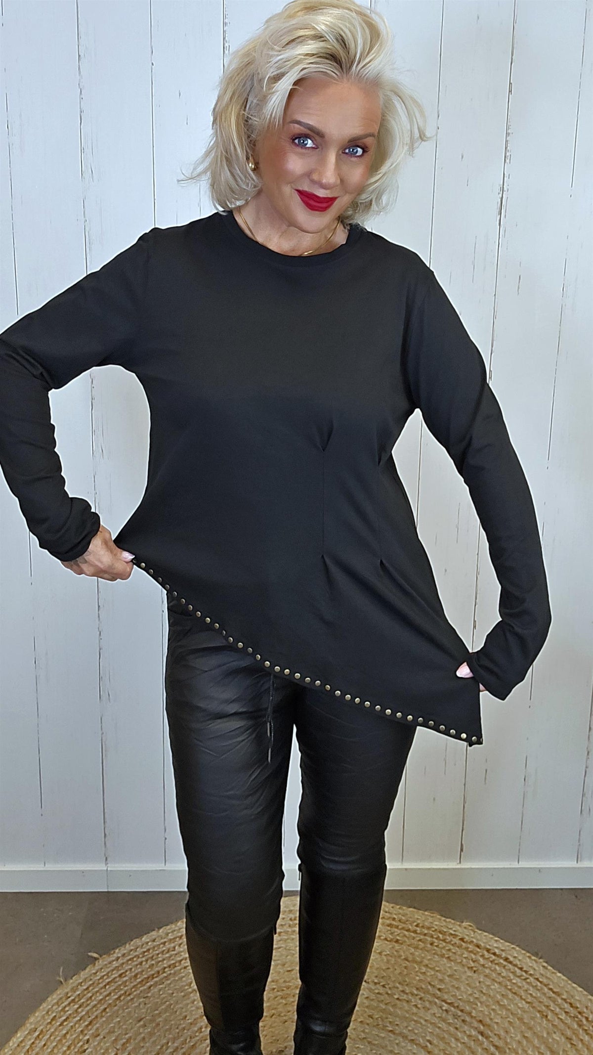 Tina topp med nagler svart
