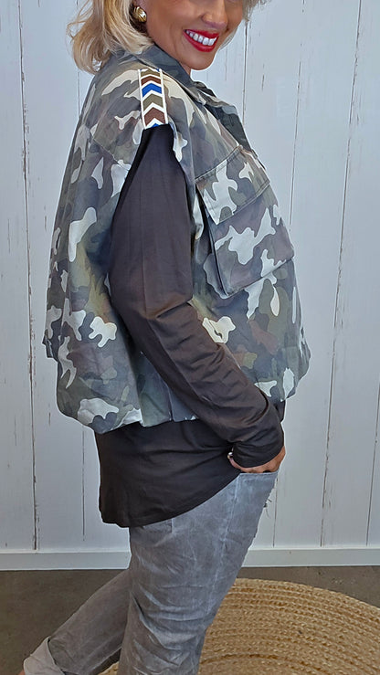 Camo vest med knapper