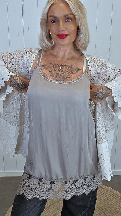 Evelina Singlet med blonder taupe