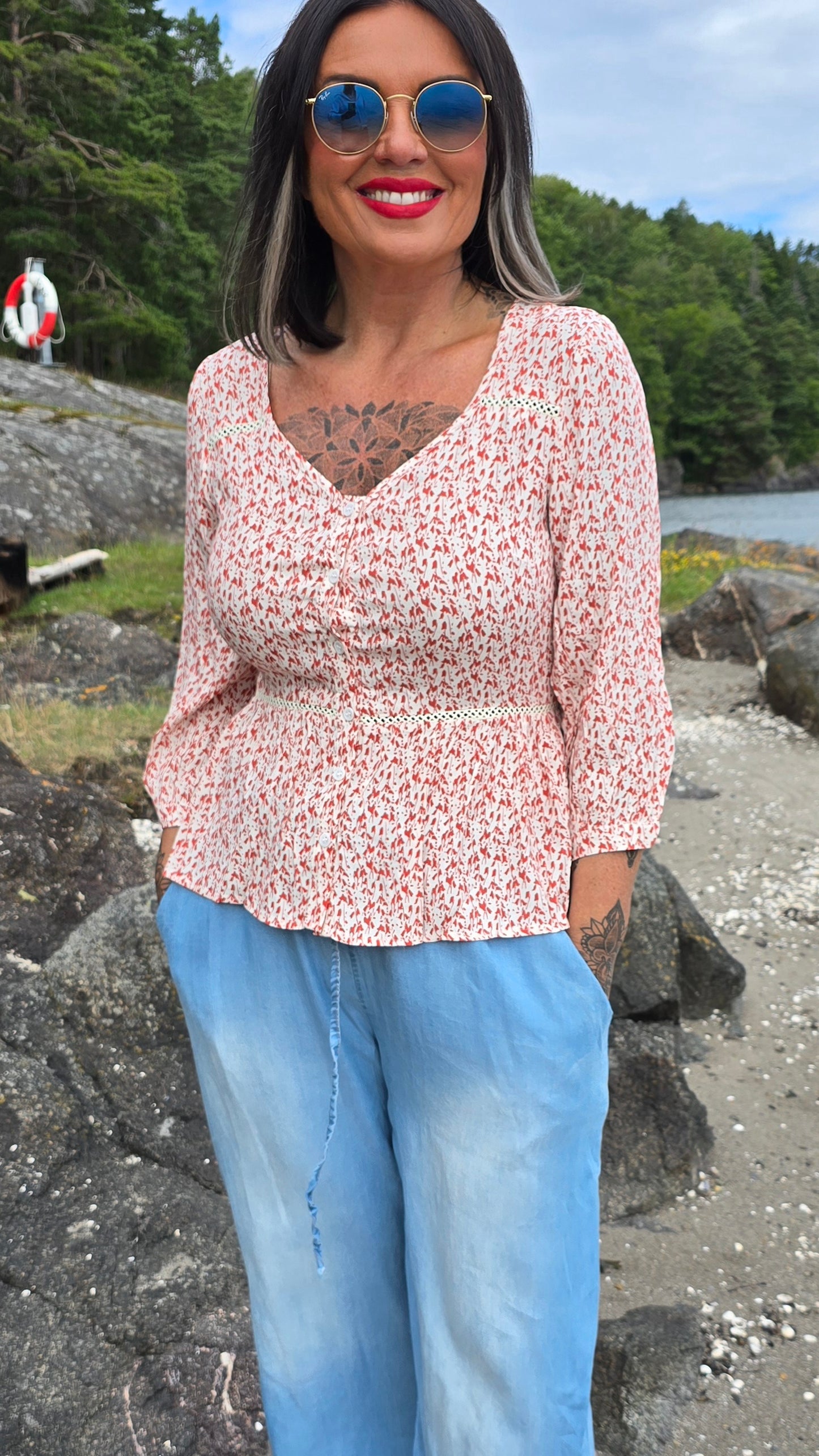 Sofie bluse med røde detaljer