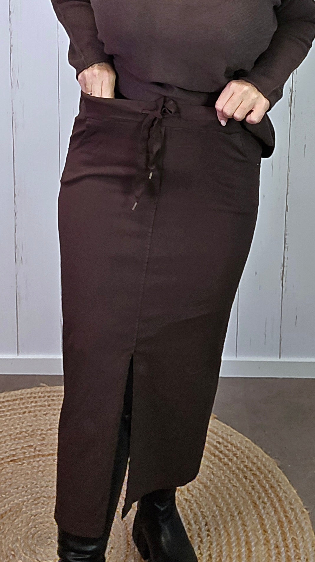 Brunt bomullsskjørt med splitt og knytebånd