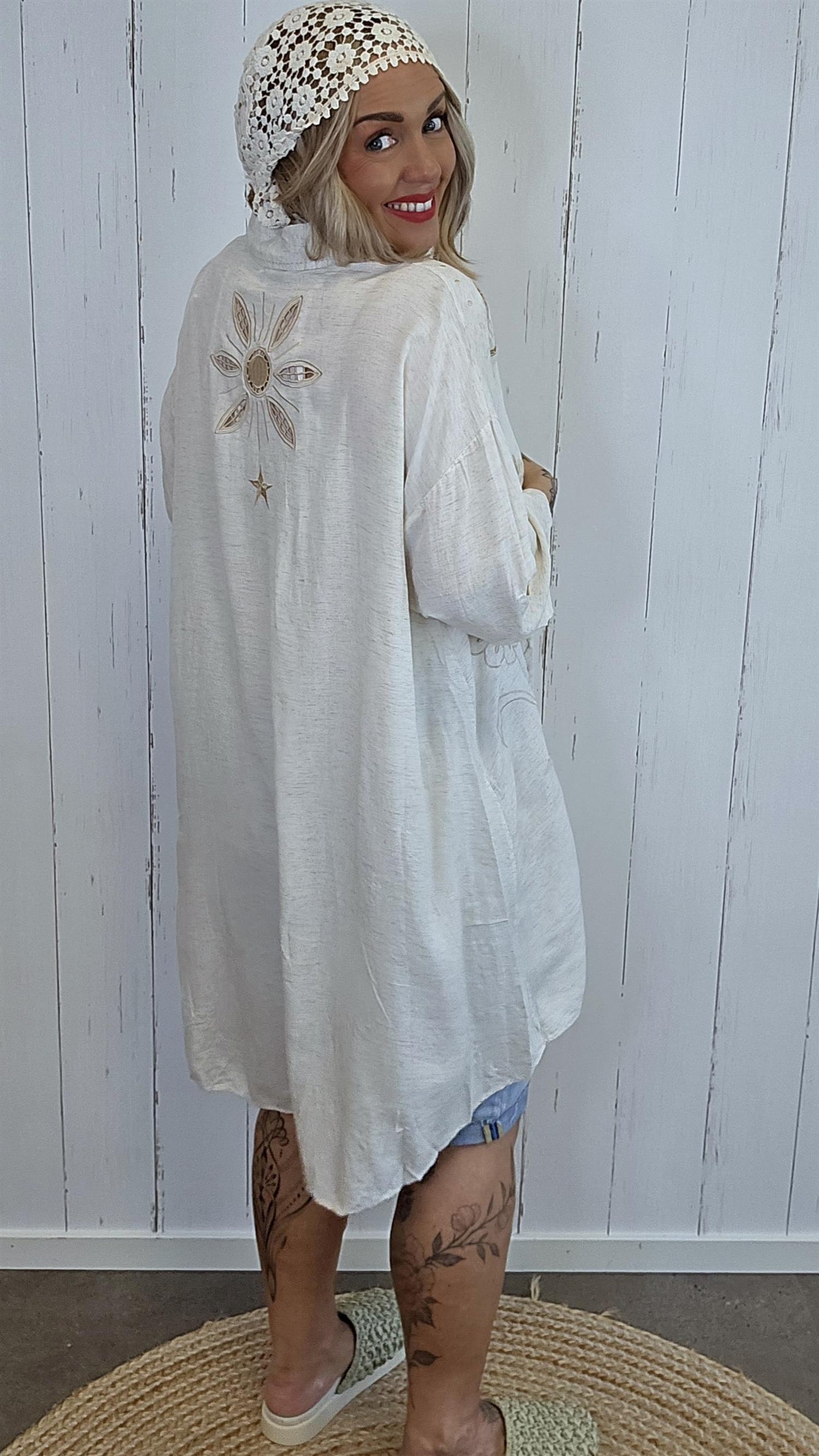 Queenie skjortekjole med broderte detaljer beige