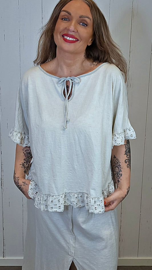 Beate topp med blonder beige