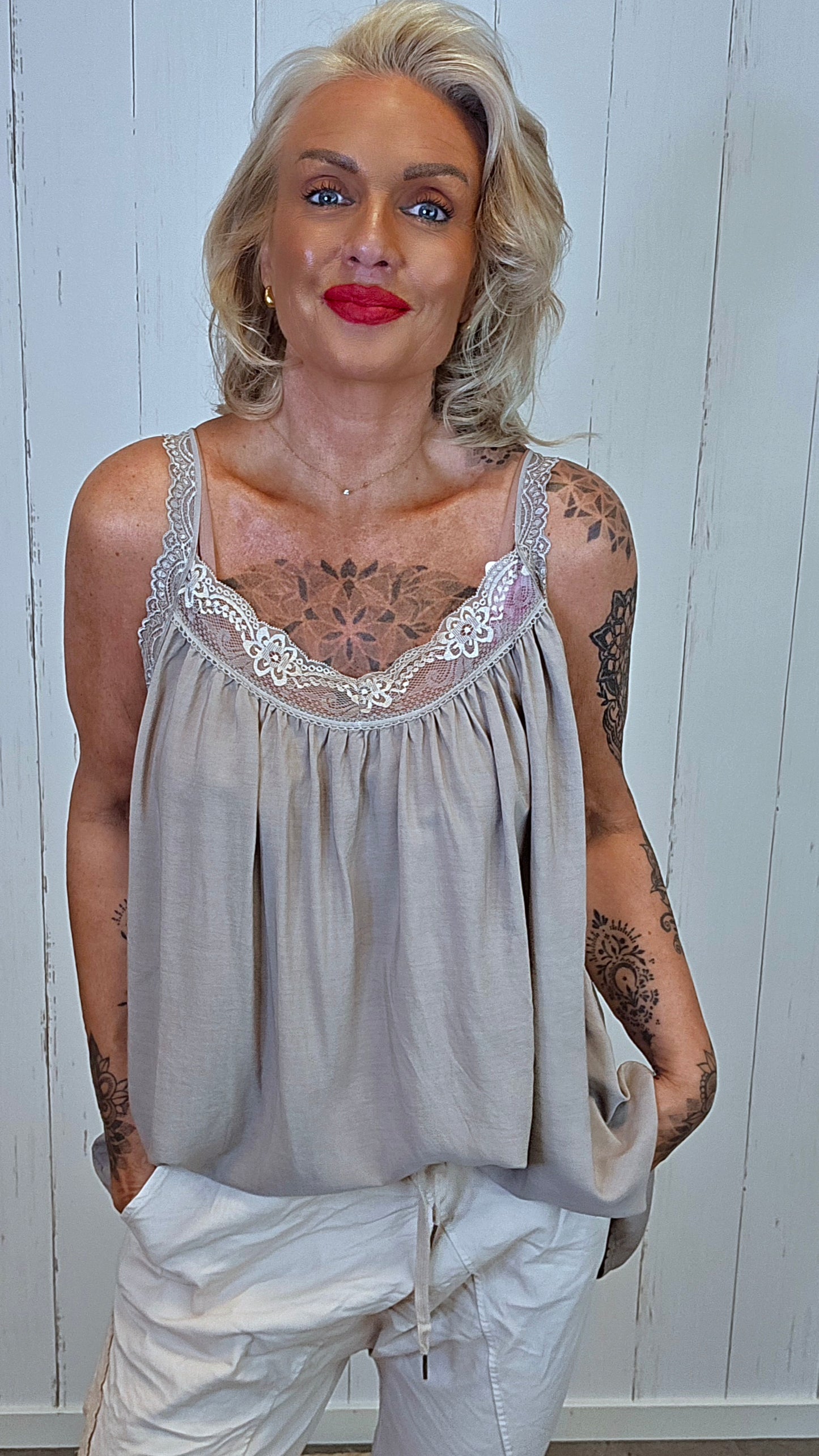 Singlet med blonder taupe