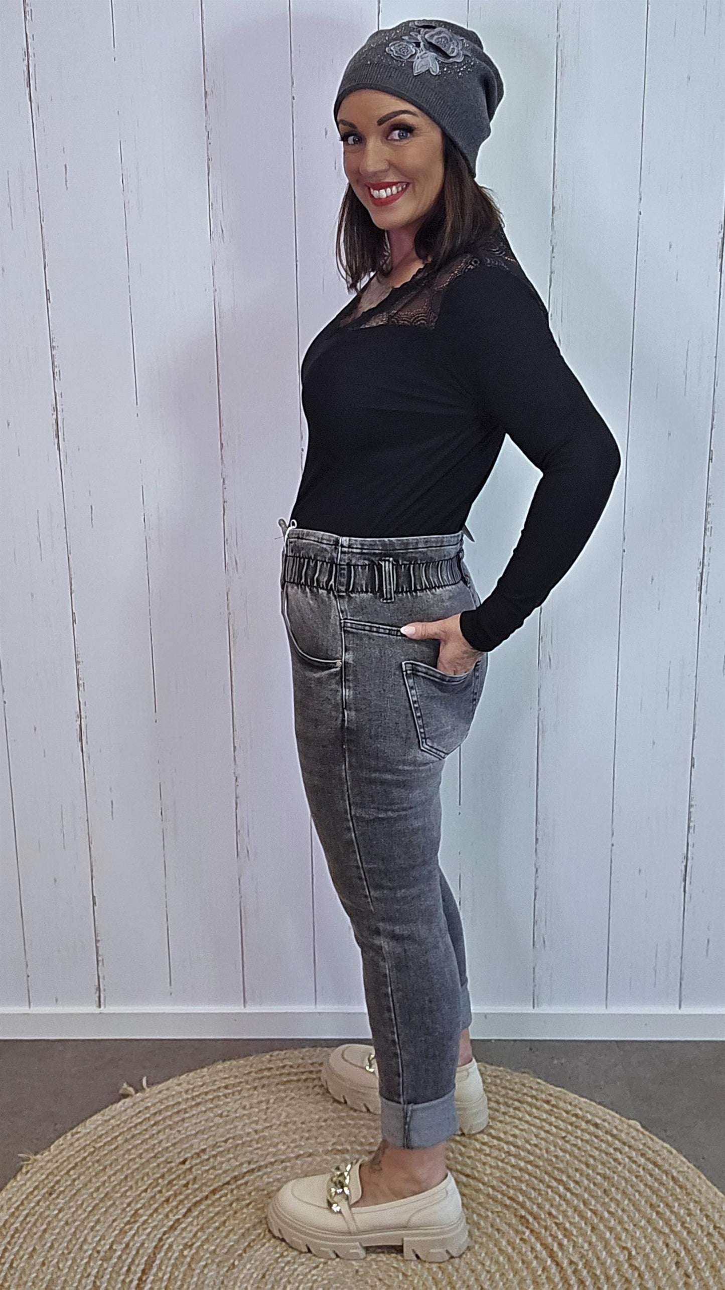 Grå jeans med strikk i livet