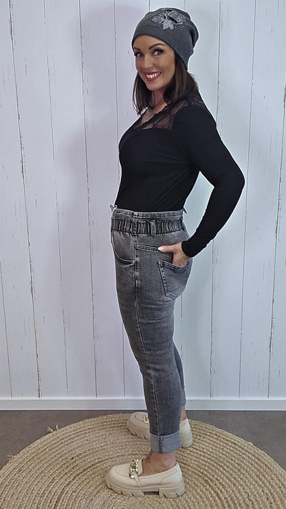 Grå jeans med strikk i livet