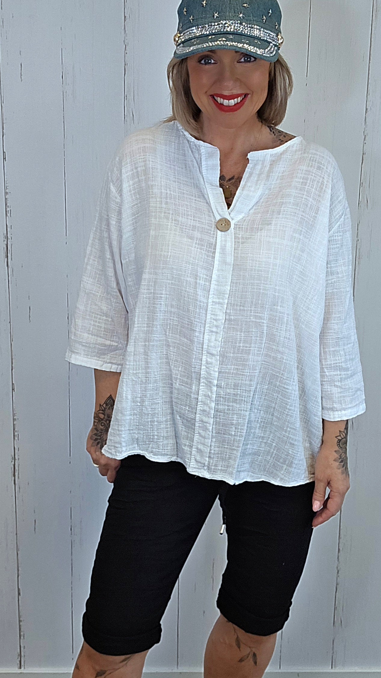 Betty bluse med dekorativ knapp
