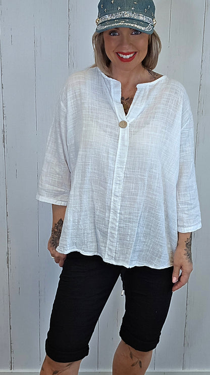 Betty bluse med dekorativ knapp