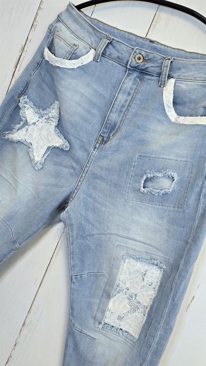 Emilie Jeans med patch og slitte detaljer