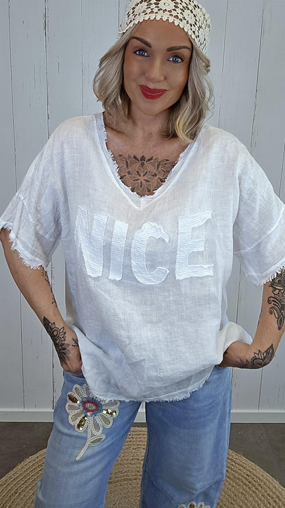 Hvit oversized topp med “NICE”