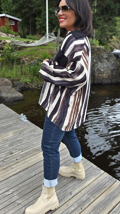 Svart og brun stripete skjorte