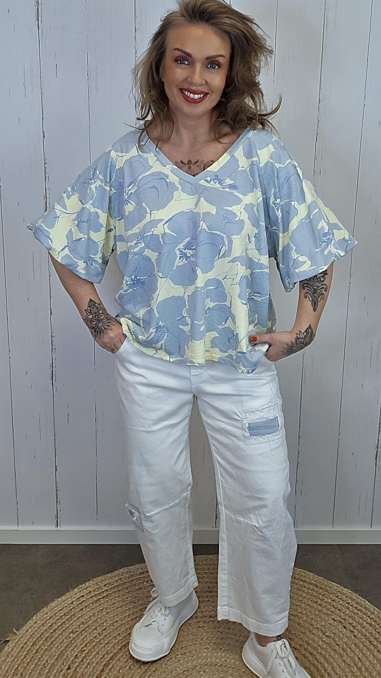 Celina blomstrete topp med V-hals
