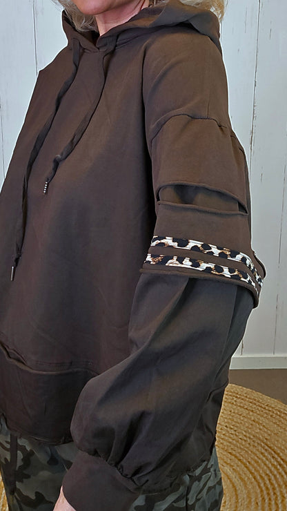 Hettegenser med leo- og rippet detaljer brun