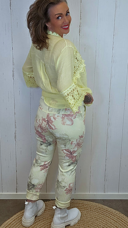 Camilla blomsterbukse gul