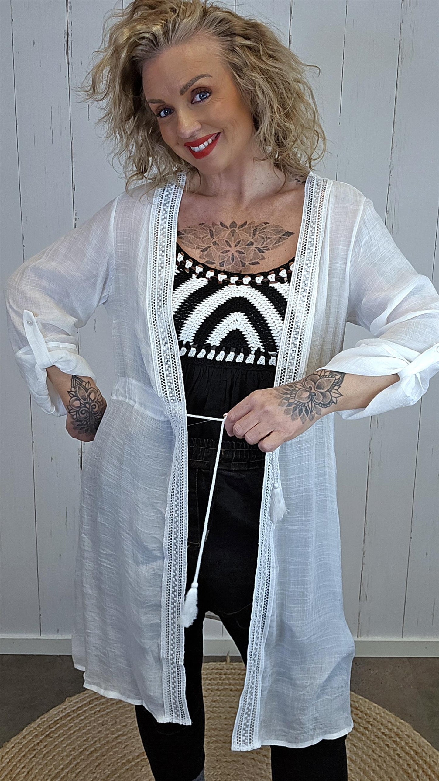 Lang kimono med blonder og dusker