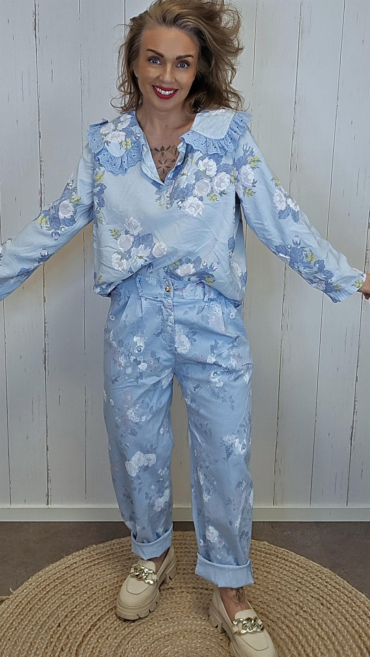Elise blomsterbluse blå