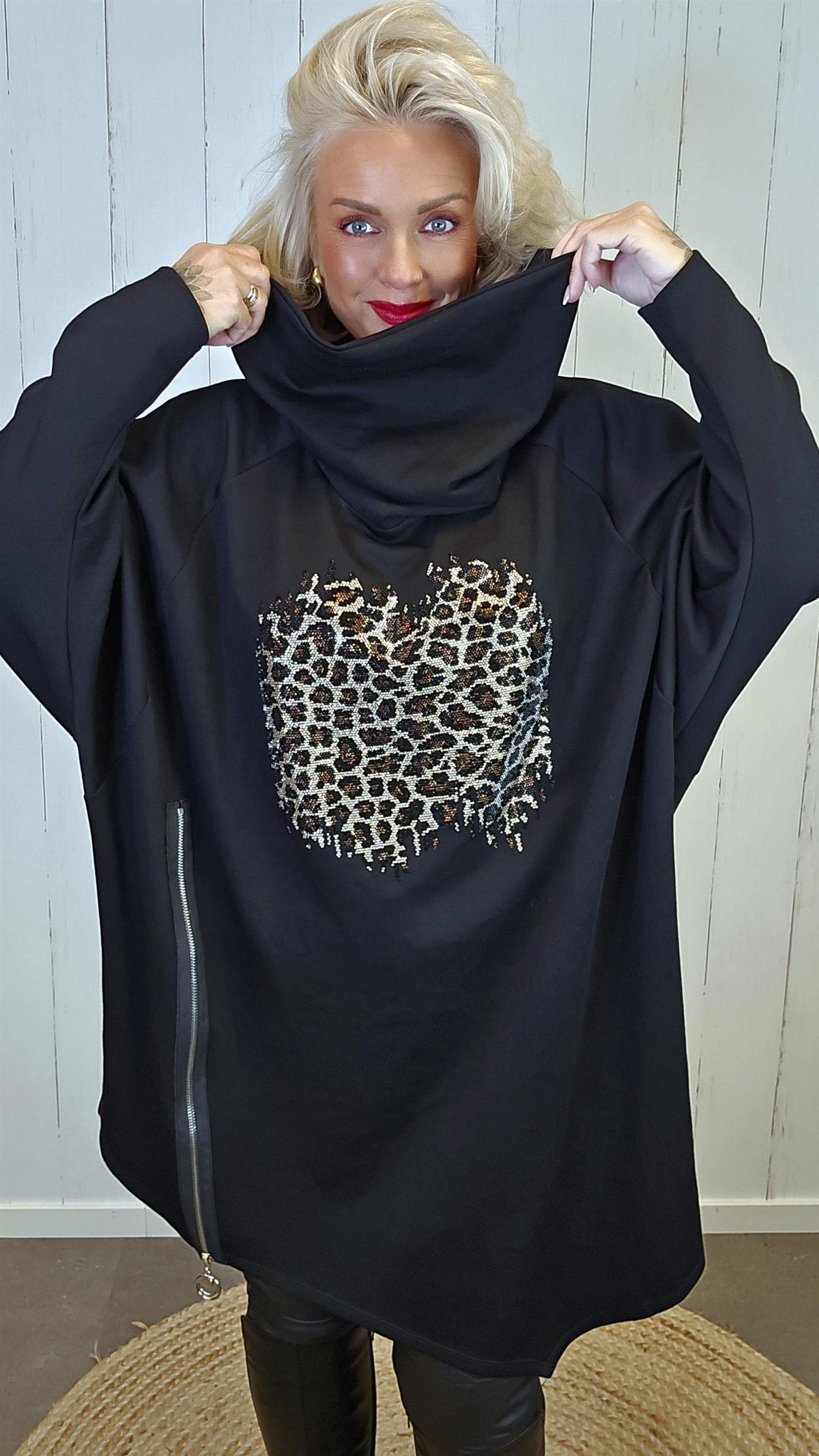 Oversized genser med rhinestones leo