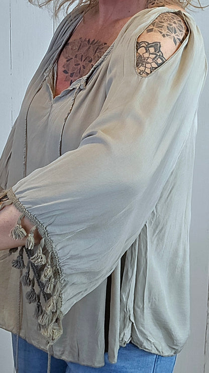 Marthe bluse med åpen skulder og dusker