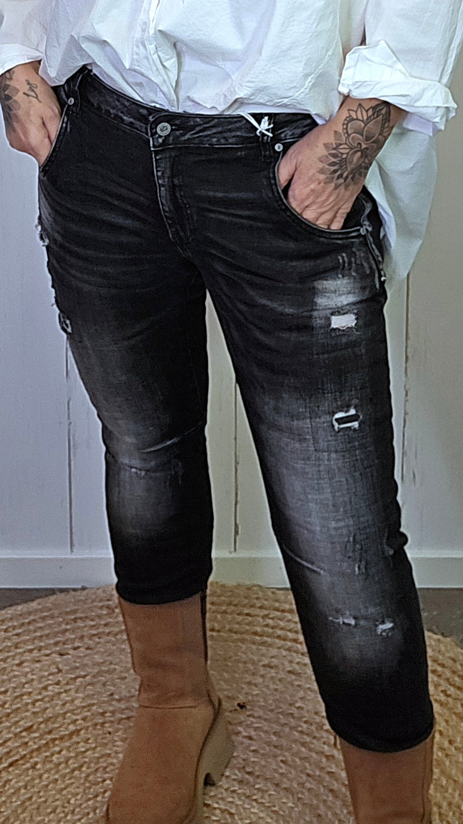 Lea svartgrå jeans med slitasje