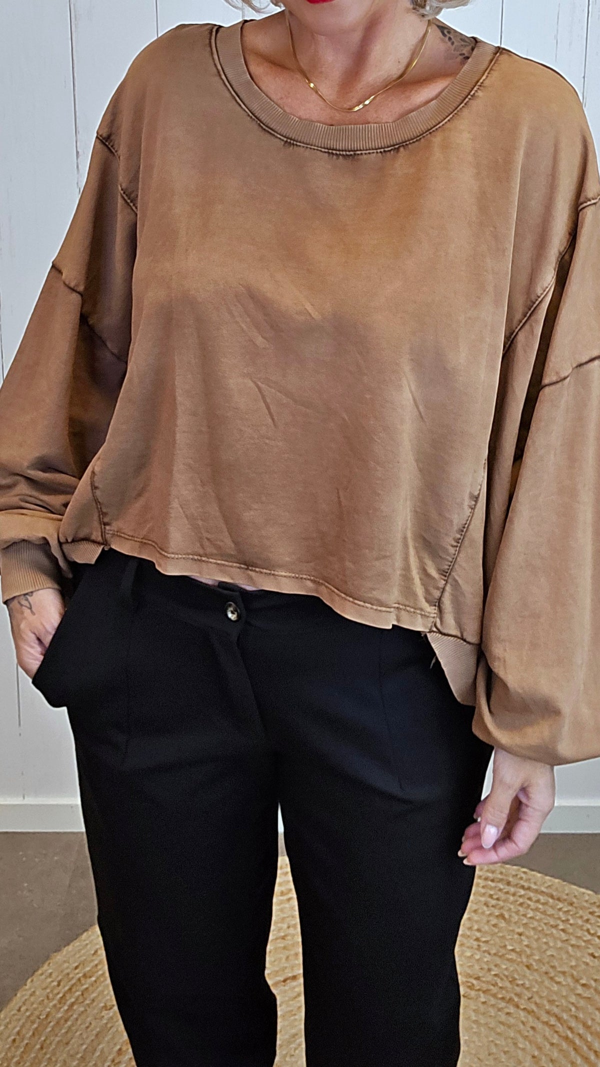 Elodie oversized genser med båthals konjak