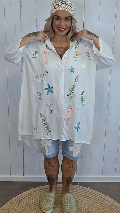 Beige skjortekjole med brodert mønster