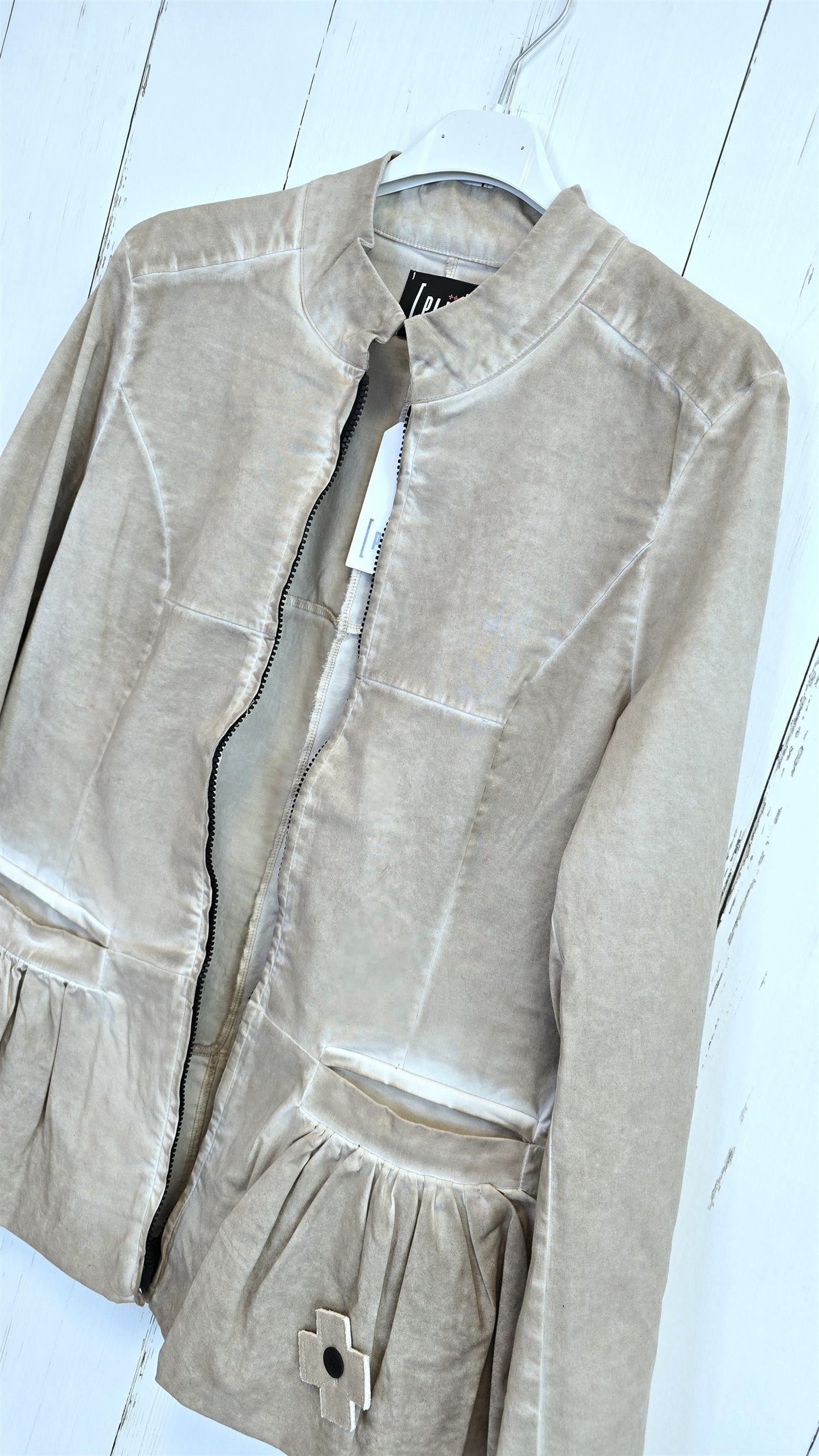 Delicate blazer sand