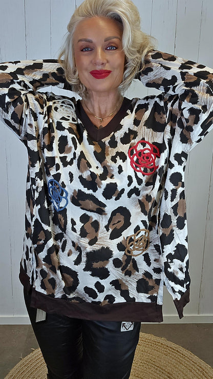 Bea leo-topp med blomsterapplikasjoner