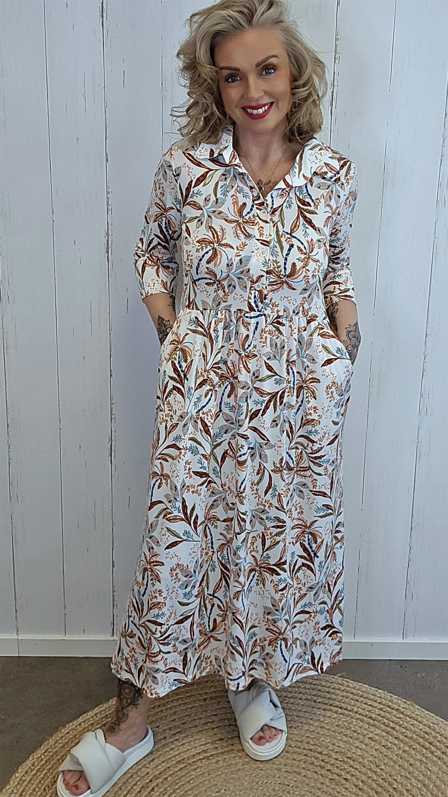 Maxikjole med brun botanisk print