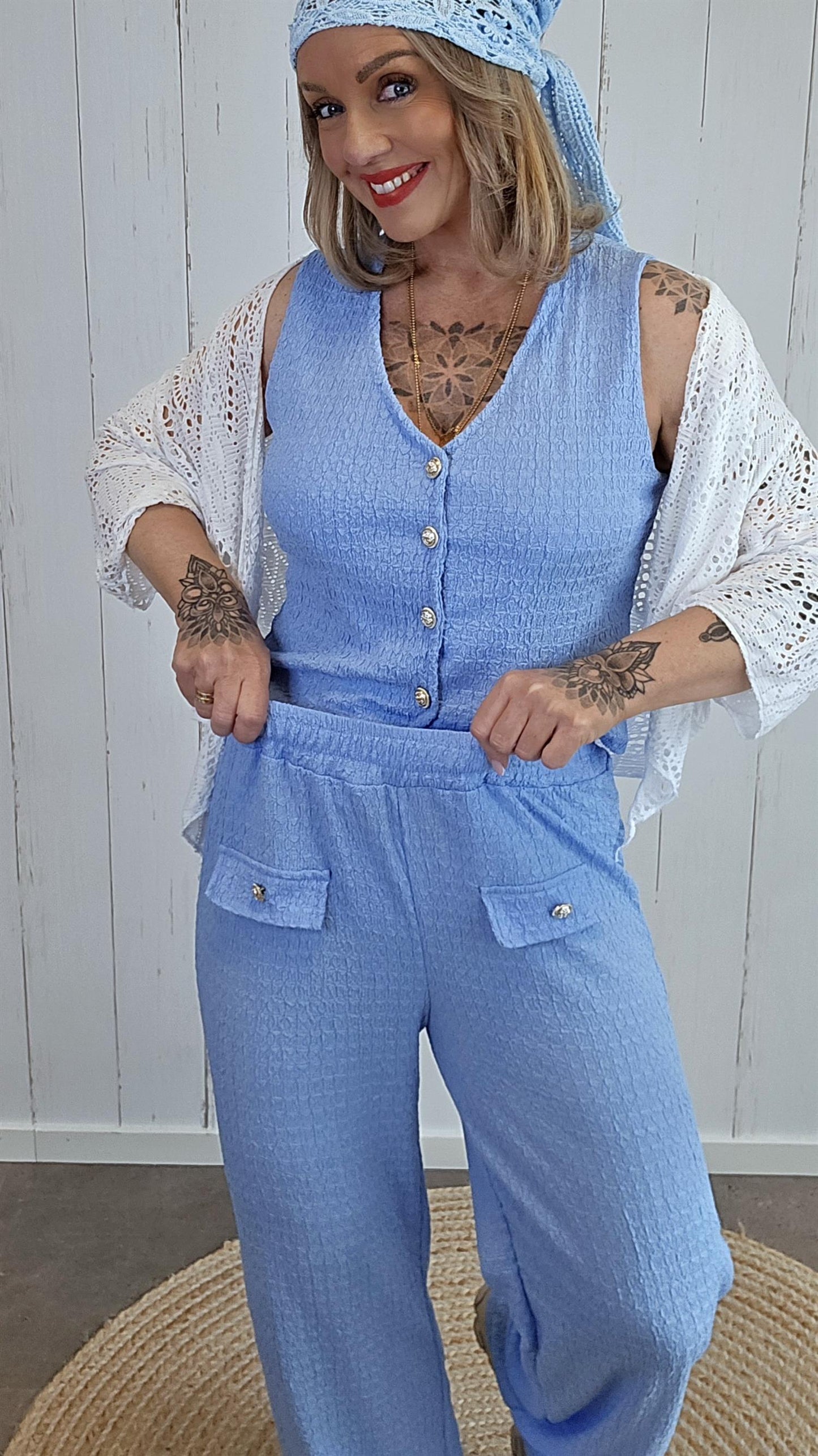 Strukturbukse med gullknapper